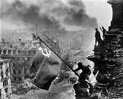 Soviet_flag_on_the_Reichstag_roof_Khaldei