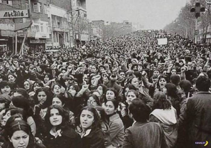women-in-iran-protesting-the-forced-hijab-after-the-1979-islamic-revolution