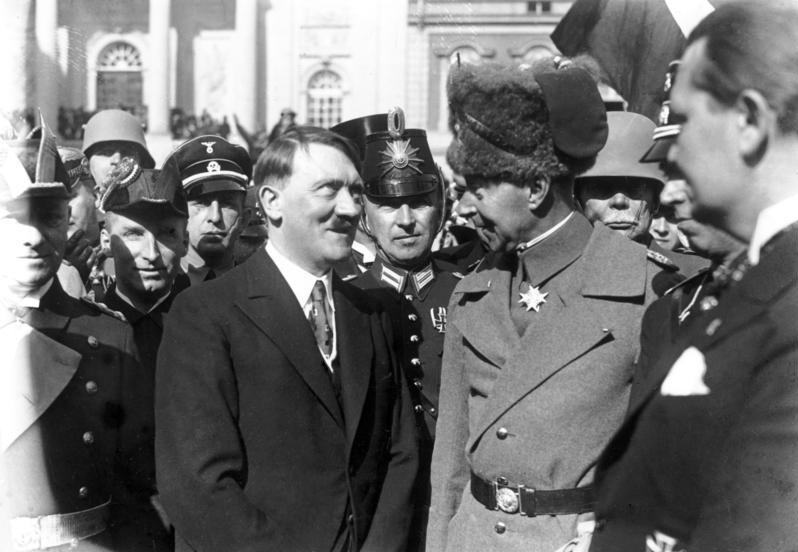 Reichskanzler Adolf Hitler und der Deutsche Kronprinz Wilhelm von Preußen im Gespräch während der Feier vor der Garnisonkirche in Potsdam.