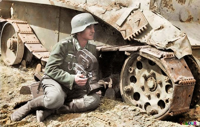 german-war-correspondent-1942-russian-tank