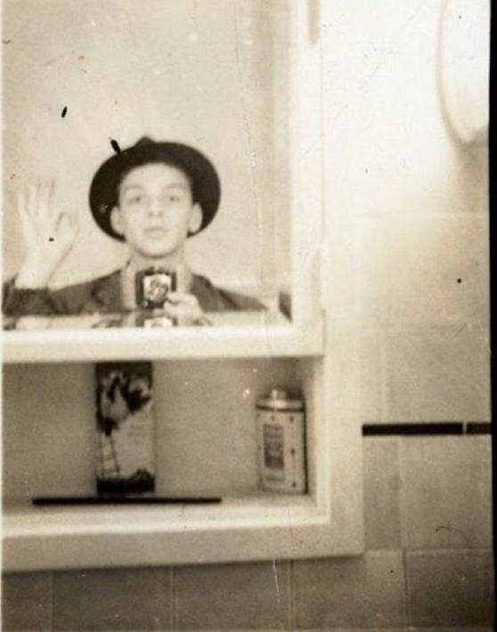 Daily History Picture: Sinatra Selfie