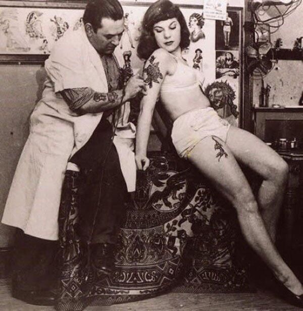 Daily History Picture: Tattooing 1940s