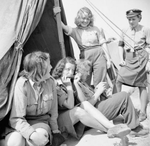 Daily History Picture German Women Prisoners Beachcombings Bizarre 